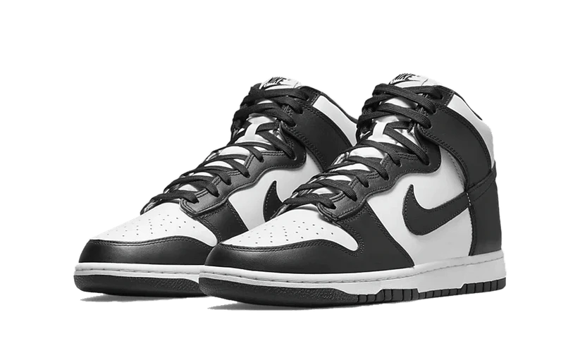 La Nike Dunk High Black White presenta una classica costruzione in pelle liscia. Una combinazione di inserti bianchi e neri fornisce un look old school, strizzando l'occhio alle versioni color-block dell'iconico pack Be True To Your School del 1985. La suola bicolore, i lacci e la linguetta sono abbinati per un look contrastante.