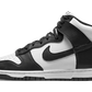 La Nike Dunk High Black White presenta una classica costruzione in pelle liscia. Una combinazione di inserti bianchi e neri fornisce un look old school, strizzando l'occhio alle versioni color-block dell'iconico pack Be True To Your School del 1985. La suola bicolore, i lacci e la linguetta sono abbinati per un look contrastante.