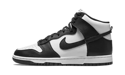 La Nike Dunk High Black White presenta una classica costruzione in pelle liscia. Una combinazione di inserti bianchi e neri fornisce un look old school, strizzando l'occhio alle versioni color-block dell'iconico pack Be True To Your School del 1985. La suola bicolore, i lacci e la linguetta sono abbinati per un look contrastante.