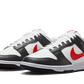 Le Nike Dunk Low Black White Red Swoosh sono caratterizzate da una base in pelle bianca con sovrapposizioni in pelle nera. Questa base ricorda il Dunk Low Black White La base è contrastata da uno Swoosh laterale in pelle rossa che si abbina alla linguetta del tallone e al marchio sulla linguet