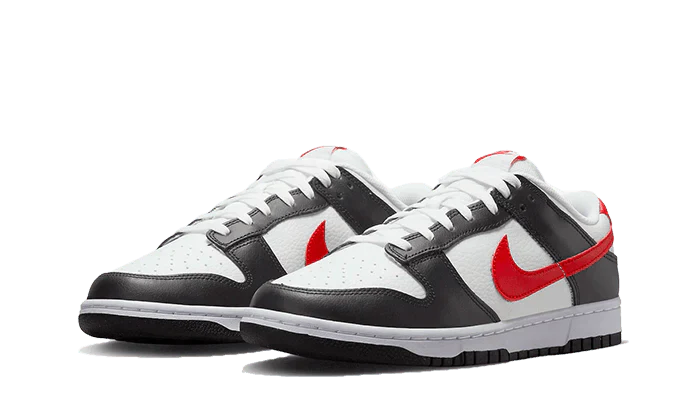 Le Nike Dunk Low Black White Red Swoosh sono caratterizzate da una base in pelle bianca con sovrapposizioni in pelle nera. Questa base ricorda il Dunk Low Black White La base è contrastata da uno Swoosh laterale in pelle rossa che si abbina alla linguetta del tallone e al marchio sulla linguet