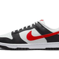 Le Nike Dunk Low Black White Red Swoosh sono caratterizzate da una base in pelle bianca con sovrapposizioni in pelle nera. Questa base ricorda il Dunk Low Black White La base è contrastata da uno Swoosh laterale in pelle rossa che si abbina alla linguetta del tallone e al marchio sulla linguet