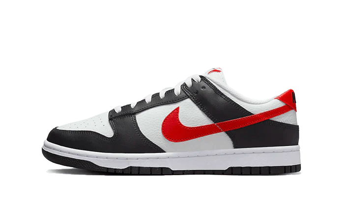 Le Nike Dunk Low Black White Red Swoosh sono caratterizzate da una base in pelle bianca con sovrapposizioni in pelle nera. Questa base ricorda il Dunk Low Black White La base è contrastata da uno Swoosh laterale in pelle rossa che si abbina alla linguetta del tallone e al marchio sulla linguet