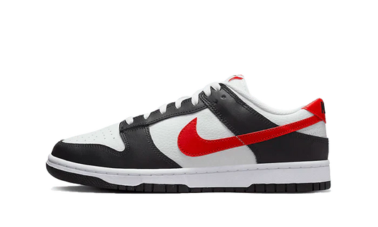 Le Nike Dunk Low Black White Red Swoosh sono caratterizzate da una base in pelle bianca con sovrapposizioni in pelle nera. Questa base ricorda il Dunk Low Black White La base è contrastata da uno Swoosh laterale in pelle rossa che si abbina alla linguetta del tallone e al marchio sulla linguet