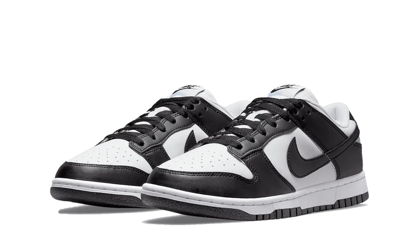 La Nike Dunk Low Next Nature (W) Black White presenta una tomaia in pelle bianca con inserti in pelle nera per un contrasto pulito. Il marchio NIKE si trova sulla linguetta e sulla suola. La combinazione di colori Black & White continua anche sulle suole della silhouette.