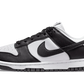 La Nike Dunk Low Next Nature (W) Black White presenta una tomaia in pelle bianca con inserti in pelle nera per un contrasto pulito. Il marchio NIKE si trova sulla linguetta e sulla suola. La combinazione di colori Black & White continua anche sulle suole della silhouette.