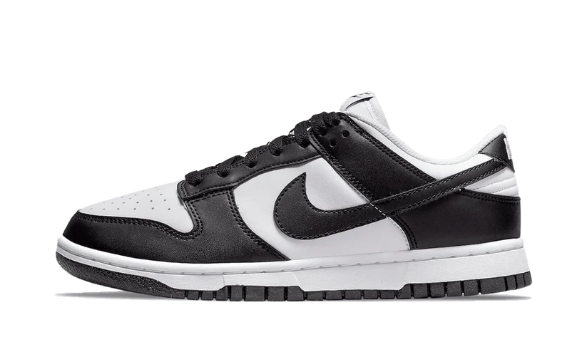 La Nike Dunk Low Next Nature (W) Black White presenta una tomaia in pelle bianca con inserti in pelle nera per un contrasto pulito. Il marchio NIKE si trova sulla linguetta e sulla suola. La combinazione di colori Black & White continua anche sulle suole della silhouette.