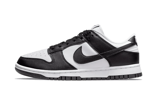 La Nike Dunk Low Next Nature (W) Black White presenta una tomaia in pelle bianca con inserti in pelle nera per un contrasto pulito. Il marchio NIKE si trova sulla linguetta e sulla suola. La combinazione di colori Black & White continua anche sulle suole della silhouette.