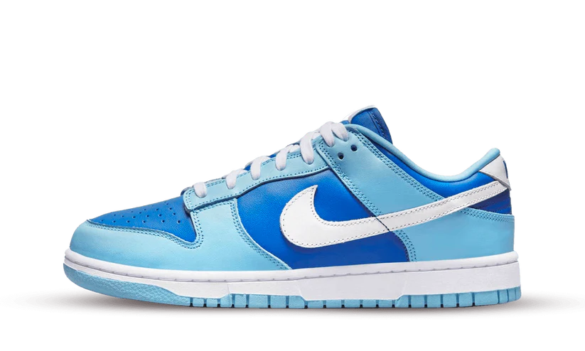 La Nike Dunk Low Argon presenta una tomaia in pelle, suddivisa in diverse varianti di colore. Il blu zaffiro è presente sul colletto, sulla punta e sul pannello posteriore, mentre il blu tiffany adorna gli occhielli, il parafango e il tallone. Lo Swoosh laterale impreziosisce l'insieme con il suo colore bianco immacolato, abbinato alla linguetta del tallone e all'intersuola. La suola è rifinita con una tinta tiffany che si può vedere in alcuni punti della tomaia.