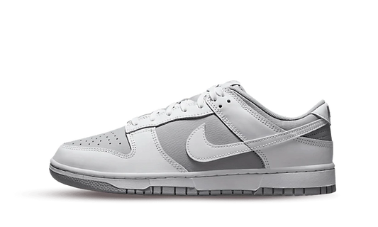 La Nike Dunk Low Retro White Grey presenta una base in pelle grigia con sovrapposizioni in pelle bianca, compreso lo Swoosh laterale. Questa combinazione classica è evidenziata anche sulla suola, mentre il ricamo argentato sul tallone aggiunge un tocco di eleganza al design.