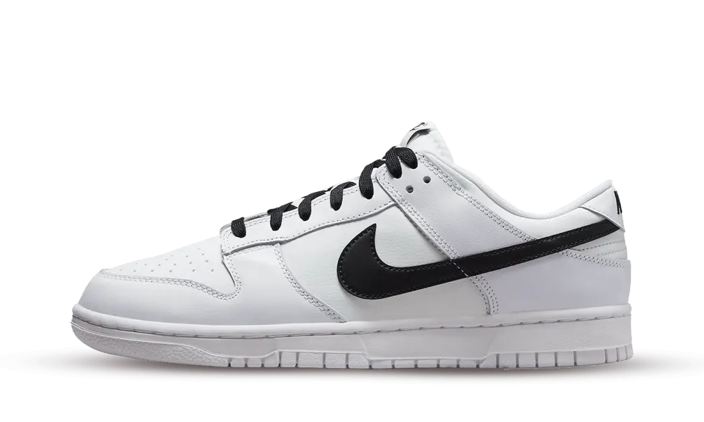 La Nike Dunk Low Reverse Panda si presenta in una colorazione molto efficace. Presenta una base in pelle bianca leggermente screpolata e inserti in pelle liscia tono su tono. A contrasto con questo bianco immacolato, lo Swoosh, i lacci e i marchi sulla linguetta e sul tallone sono neri. L'intersuola è bianca, così come la suola rigata.