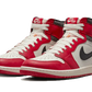 L' Air Jordan 1 High Chicago Lost And Found presenta una base in pelle bianca con una finitura screpolata che si ritrova anche sul collare in pelle nera. L'intera struttura presenta sovrapposizioni in pelle rossa che ricordano l'iconico codice colore dei Chicago Bulls. La linguetta di colore bianco sporco, con effetto anticato, si abbina all'intersuola e offre un look rétro. 