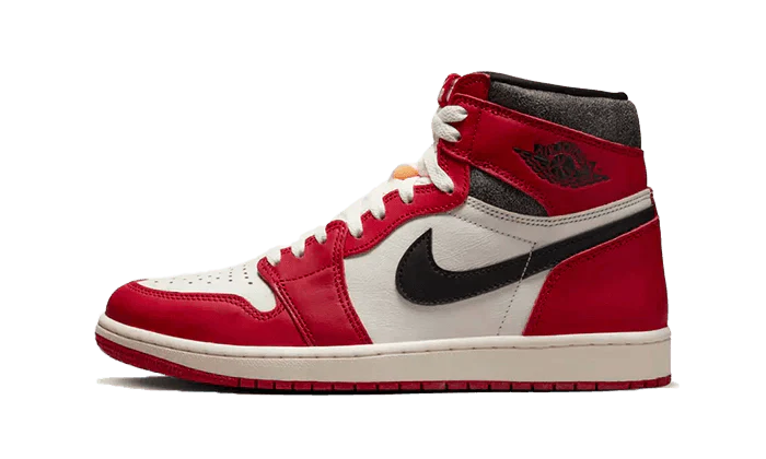 L' Air Jordan 1 High Chicago Lost And Found presenta una base in pelle bianca con una finitura screpolata che si ritrova anche sul collare in pelle nera. L'intera struttura presenta sovrapposizioni in pelle rossa che ricordano l'iconico codice colore dei Chicago Bulls. La linguetta di colore bianco sporco, con effetto anticato, si abbina all'intersuola e offre un look rétro. 