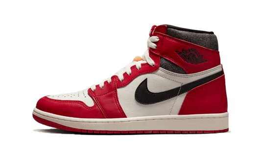 L' Air Jordan 1 High Chicago Lost And Found presenta una base in pelle bianca con una finitura screpolata che si ritrova anche sul collare in pelle nera. L'intera struttura presenta sovrapposizioni in pelle rossa che ricordano l'iconico codice colore dei Chicago Bulls. La linguetta di colore bianco sporco, con effetto anticato, si abbina all'intersuola e offre un look rétro. 