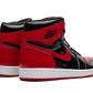 La Air Jordan 1 High OG Patent Bred è caratterizzata da una tomaia in vernice premium con il leggendario blocco di colori dei Chicago Bulls. La tomaia e i lacci neri sono accentuati da inserti rossi su colletto, tallone, punta, Swoosh e suola. Il rivestimento interno dell'intersuola presenta la scritta"Family" ricamata in caratteri corsivi. L'intero design è ornato da un Jumpman Hang Tag Metallic Red che rifinisce il design con un tocco di eleganza.