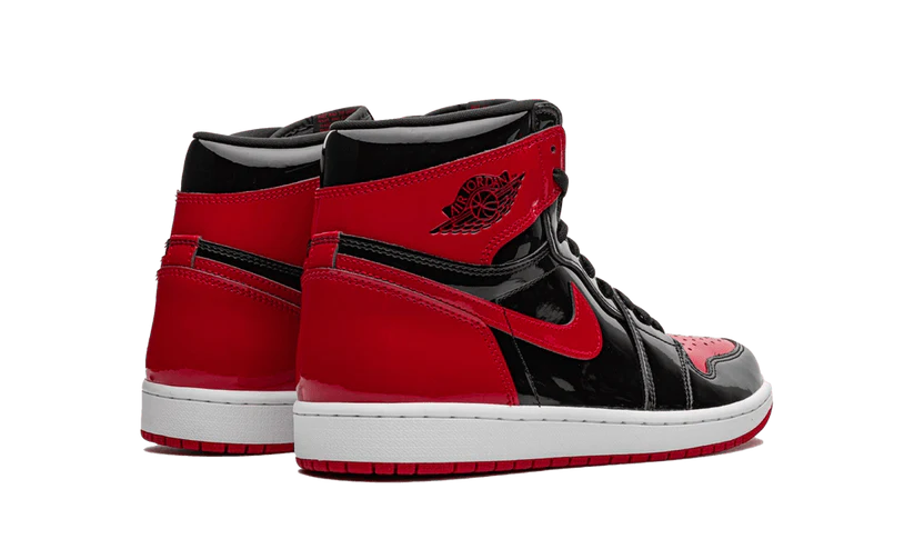 La Air Jordan 1 High OG Patent Bred è caratterizzata da una tomaia in vernice premium con il leggendario blocco di colori dei Chicago Bulls. La tomaia e i lacci neri sono accentuati da inserti rossi su colletto, tallone, punta, Swoosh e suola. Il rivestimento interno dell'intersuola presenta la scritta"Family" ricamata in caratteri corsivi. L'intero design è ornato da un Jumpman Hang Tag Metallic Red che rifinisce il design con un tocco di eleganza.