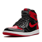 La Air Jordan 1 High OG Patent Bred è caratterizzata da una tomaia in vernice premium con il leggendario blocco di colori dei Chicago Bulls. La tomaia e i lacci neri sono accentuati da inserti rossi su colletto, tallone, punta, Swoosh e suola. Il rivestimento interno dell'intersuola presenta la scritta"Family" ricamata in caratteri corsivi. L'intero design è ornato da un Jumpman Hang Tag Metallic Red che rifinisce il design con un tocco di eleganza.