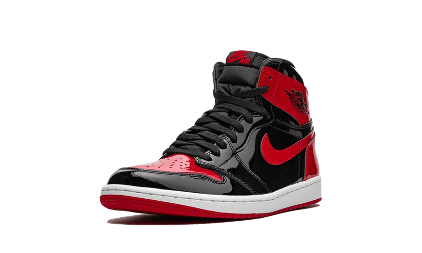 La Air Jordan 1 High OG Patent Bred è caratterizzata da una tomaia in vernice premium con il leggendario blocco di colori dei Chicago Bulls. La tomaia e i lacci neri sono accentuati da inserti rossi su colletto, tallone, punta, Swoosh e suola. Il rivestimento interno dell'intersuola presenta la scritta"Family" ricamata in caratteri corsivi. L'intero design è ornato da un Jumpman Hang Tag Metallic Red che rifinisce il design con un tocco di eleganza.