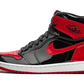 La Air Jordan 1 High OG Patent Bred è caratterizzata da una tomaia in vernice premium con il leggendario blocco di colori dei Chicago Bulls. La tomaia e i lacci neri sono accentuati da inserti rossi su colletto, tallone, punta, Swoosh e suola. Il rivestimento interno dell'intersuola presenta la scritta"Family" ricamata in caratteri corsivi. L'intero design è ornato da un Jumpman Hang Tag Metallic Red che rifinisce il design con un tocco di eleganza.