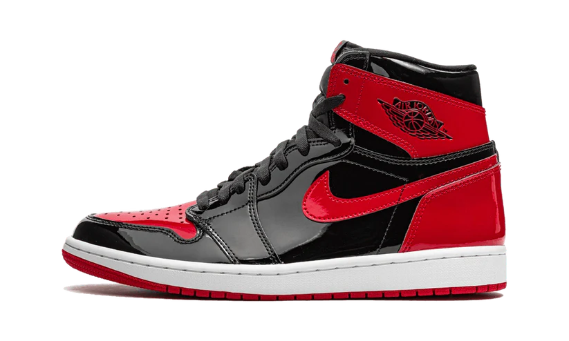 La Air Jordan 1 High OG Patent Bred è caratterizzata da una tomaia in vernice premium con il leggendario blocco di colori dei Chicago Bulls. La tomaia e i lacci neri sono accentuati da inserti rossi su colletto, tallone, punta, Swoosh e suola. Il rivestimento interno dell'intersuola presenta la scritta"Family" ricamata in caratteri corsivi. L'intero design è ornato da un Jumpman Hang Tag Metallic Red che rifinisce il design con un tocco di eleganza.