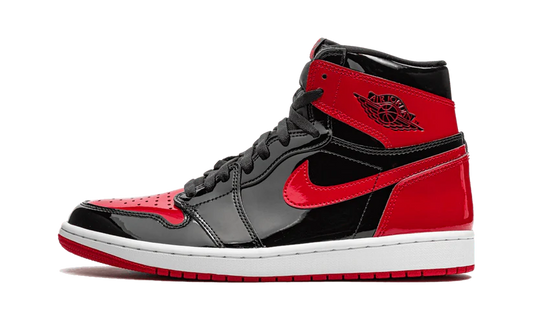 La Air Jordan 1 High OG Patent Bred è caratterizzata da una tomaia in vernice premium con il leggendario blocco di colori dei Chicago Bulls. La tomaia e i lacci neri sono accentuati da inserti rossi su colletto, tallone, punta, Swoosh e suola. Il rivestimento interno dell'intersuola presenta la scritta"Family" ricamata in caratteri corsivi. L'intero design è ornato da un Jumpman Hang Tag Metallic Red che rifinisce il design con un tocco di eleganza.