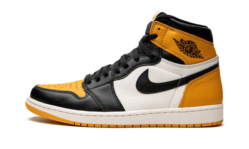 La Air Jordan 1 Retro High OG Taxi arriva in una tonalità tricolore. Il pannello laterale è in pelle bianca, in tinta con l'intersuola. Gli altri inserti, sempre in pelle, sono colorati di nero e giallo. La suola gialla si abbina al puntale e al rinforzo del tallone. La targhetta retro bianca e gialla sulla linguetta nera aggiunge il tocco finale.