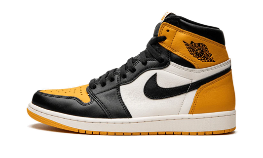 La Air Jordan 1 Retro High OG Taxi arriva in una tonalità tricolore. Il pannello laterale è in pelle bianca, in tinta con l'intersuola. Gli altri inserti, sempre in pelle, sono colorati di nero e giallo. La suola gialla si abbina al puntale e al rinforzo del tallone. La targhetta retro bianca e gialla sulla linguetta nera aggiunge il tocco finale.