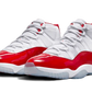 L' Air Jordan 11 Retro Cherry (2022) presenta una base in rete bianca che si integra perfettamente con il tradizionale parafango in vernice rosso ciliegia. Il parafango si abbina alla fodera, alla linguetta sul tallone e al Jumpman ricamato sulla caviglia. L'intersuola bianca e la suola ghiacciata aggiungono il tocco finale.