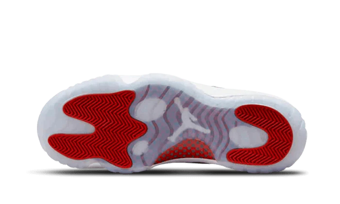 L' Air Jordan 11 Retro Cherry (2022) presenta una base in rete bianca che si integra perfettamente con il tradizionale parafango in vernice rosso ciliegia. Il parafango si abbina alla fodera, alla linguetta sul tallone e al Jumpman ricamato sulla caviglia. L'intersuola bianca e la suola ghiacciata aggiungono il tocco finale.