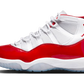 L' Air Jordan 11 Retro Cherry (2022) presenta una base in rete bianca che si integra perfettamente con il tradizionale parafango in vernice rosso ciliegia. Il parafango si abbina alla fodera, alla linguetta sul tallone e al Jumpman ricamato sulla caviglia. L'intersuola bianca e la suola ghiacciata aggiungono il tocco finale.