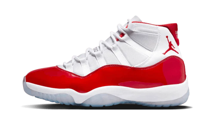 L' Air Jordan 11 Retro Cherry (2022) presenta una base in rete bianca che si integra perfettamente con il tradizionale parafango in vernice rosso ciliegia. Il parafango si abbina alla fodera, alla linguetta sul tallone e al Jumpman ricamato sulla caviglia. L'intersuola bianca e la suola ghiacciata aggiungono il tocco finale.