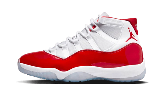 L' Air Jordan 11 Retro Cherry (2022) presenta una base in rete bianca che si integra perfettamente con il tradizionale parafango in vernice rosso ciliegia. Il parafango si abbina alla fodera, alla linguetta sul tallone e al Jumpman ricamato sulla caviglia. L'intersuola bianca e la suola ghiacciata aggiungono il tocco finale.