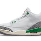 La Jordan 3 “Lucky Green” è essenzialmente l'amata colorazione “White Cement” ma con il verde al posto del nero sull'intersuola. È interessante notare che l'estetica vintage viene riproposta con un'intersuola invecchiata, ma il tallone presenta il marchio Jumpman aggiornato al posto di “Nike Air”.