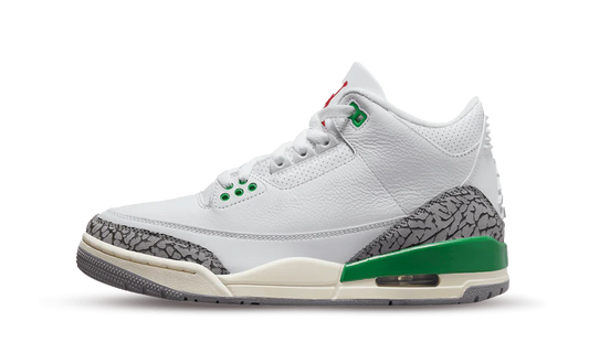 La Jordan 3 “Lucky Green” è essenzialmente l'amata colorazione “White Cement” ma con il verde al posto del nero sull'intersuola. È interessante notare che l'estetica vintage viene riproposta con un'intersuola invecchiata, ma il tallone presenta il marchio Jumpman aggiornato al posto di “Nike Air”.