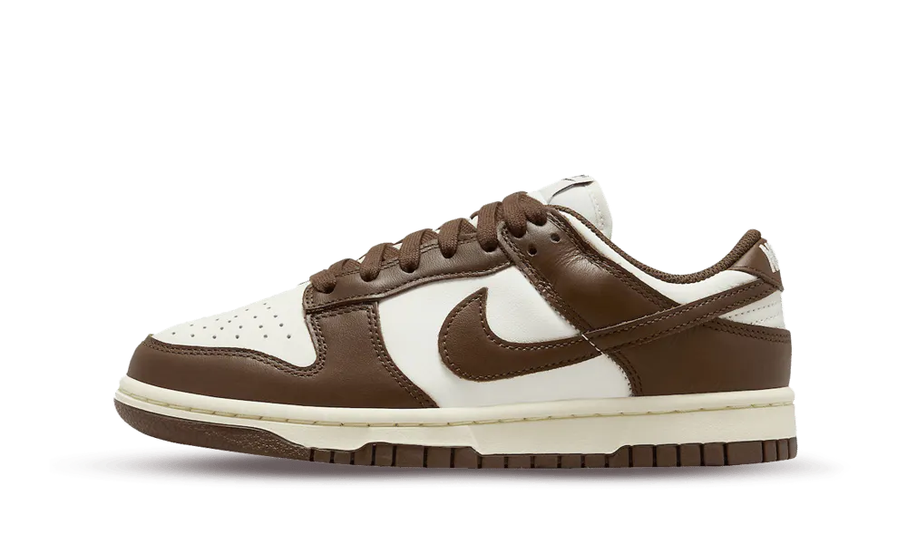 Il 28 luglio del 2023, Nike ha lanciato le Dunk Low nella seducente colorway Cacao Wow. Questo modello è irrinunciabile per chi desidera un paio di sneakers uniche.  Realizzata in pelle liscia come il burro, la tomaia presenta una fantastica finitura Cacao Wow, che offre un potente mix di stile e comfort. Le Dunk Low utilizzano una tonalità leggera e cremosa per creare contrasto, aggiungendo la giusta quantità di pop. Le Cacao Wow Dunk Low sono progettate per attirare l'attenzione e avviare conversazioni