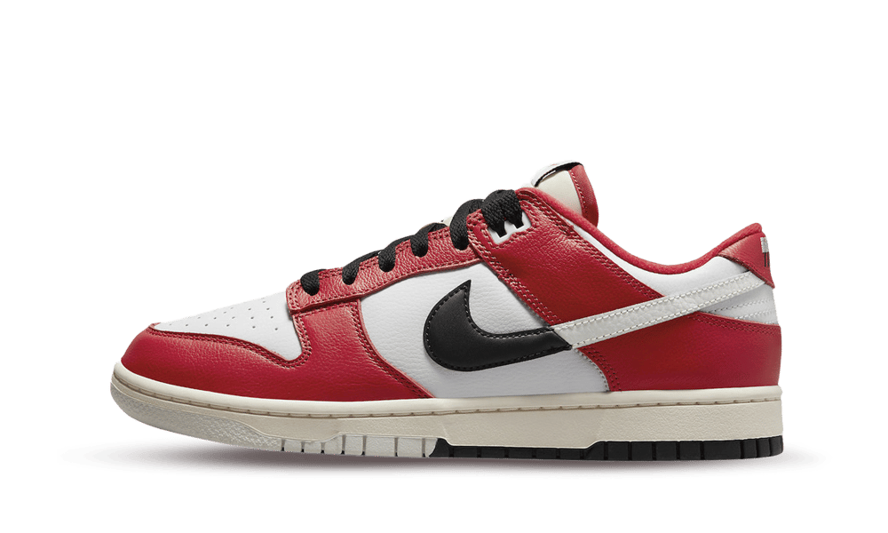 Un'edizione rivoluzionaria. La Dunk Low “Chicago Split” si presenta con una costruzione interamente in pelle e linguette in mesh. Il suo design unico divide la sneaker in due parti, con sovrapposizioni bianche e rosse che creano un contrasto accattivante. L'intermedio Sail dona un tocco di eleganza al modello.