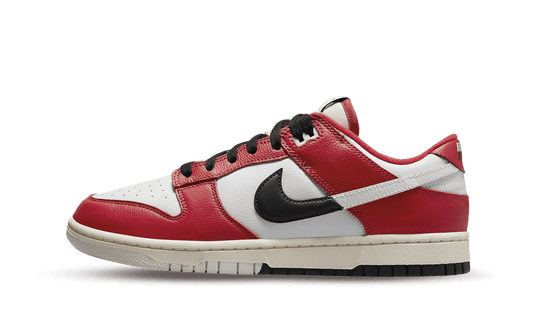 Un'edizione rivoluzionaria. La Dunk Low “Chicago Split” si presenta con una costruzione interamente in pelle e linguette in mesh. Il suo design unico divide la sneaker in due parti, con sovrapposizioni bianche e rosse che creano un contrasto accattivante. L'intermedio Sail dona un tocco di eleganza al modello.