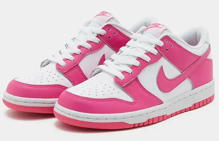 Le Dunk Low Active Fuchsia (GS) sono delle sneaker basse, parte della collezione Dunk di Nike. Questo modello è progettato appositamente per le giovani sneakerhead, essendo disponibile nella misura Junior. La colorazione predominante è il vivace fucsia, che si estende sulla tomaia in pelle e sulla suola in gomma.