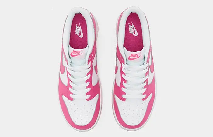 Le Dunk Low Active Fuchsia (GS) sono delle sneaker basse, parte della collezione Dunk di Nike. Questo modello è progettato appositamente per le giovani sneakerhead, essendo disponibile nella misura Junior. La colorazione predominante è il vivace fucsia, che si estende sulla tomaia in pelle e sulla suola in gomma.