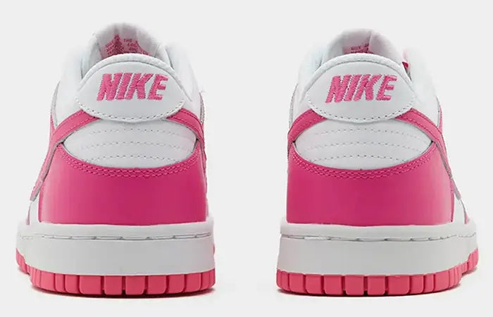 Le Dunk Low Active Fuchsia (GS) sono delle sneaker basse, parte della collezione Dunk di Nike. Questo modello è progettato appositamente per le giovani sneakerhead, essendo disponibile nella misura Junior. La colorazione predominante è il vivace fucsia, che si estende sulla tomaia in pelle e sulla suola in gomma.