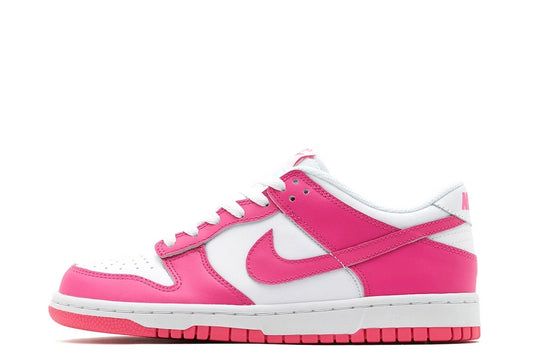 Le Dunk Low Active Fuchsia (GS) sono delle sneaker basse, parte della collezione Dunk di Nike. Questo modello è progettato appositamente per le giovani sneakerhead, essendo disponibile nella misura Junior. La colorazione predominante è il vivace fucsia, che si estende sulla tomaia in pelle e sulla suola in gomma.