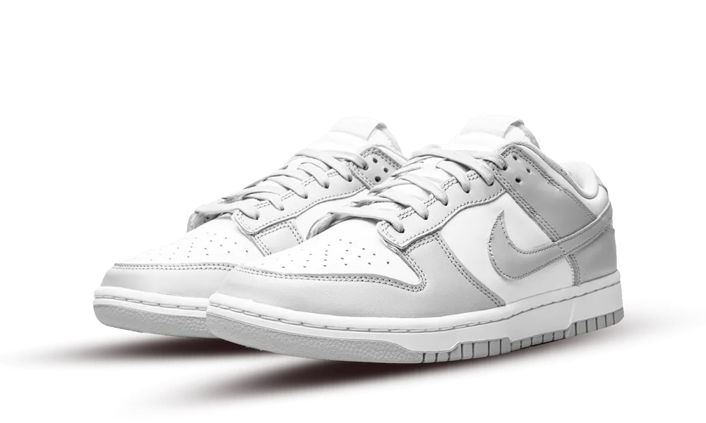 La Nike Dunk Low Grey Fog presenta la consueta tomaia in pelle bianca con inserti in pelle grigio chiaro. Le cuciture a vista sono utilizzate per dare un tocco rétro. La combinazione di colori continua sulle suole della silhouette. Il marchio NIKE sulla linguetta completa il look.