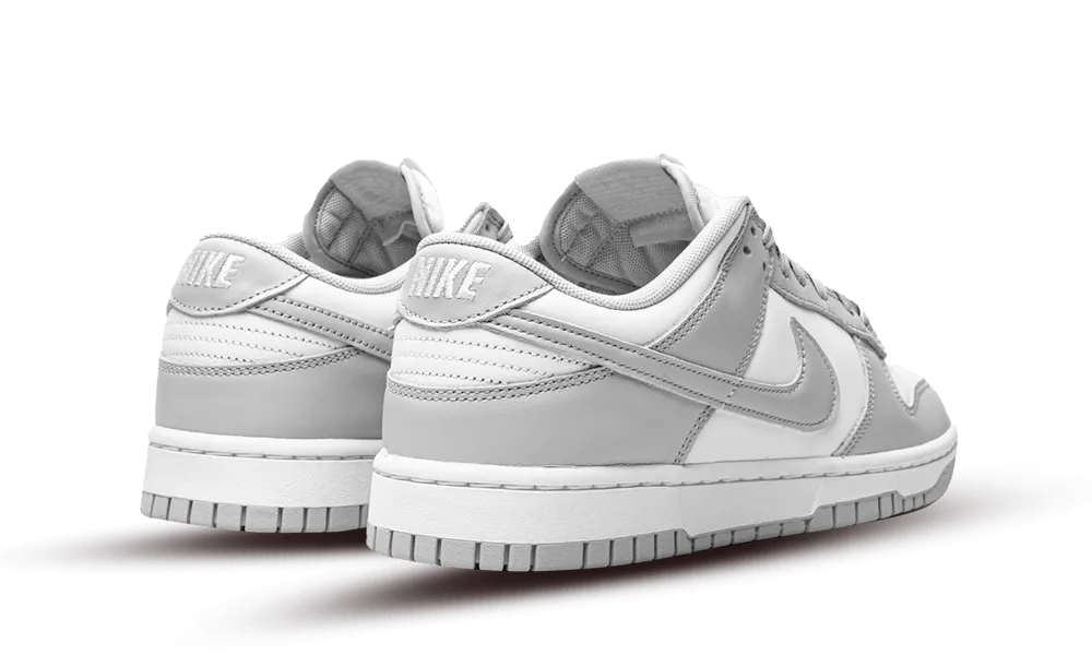 La Nike Dunk Low Grey Fog presenta la consueta tomaia in pelle bianca con inserti in pelle grigio chiaro. Le cuciture a vista sono utilizzate per dare un tocco rétro. La combinazione di colori continua sulle suole della silhouette. Il marchio NIKE sulla linguetta completa il look.