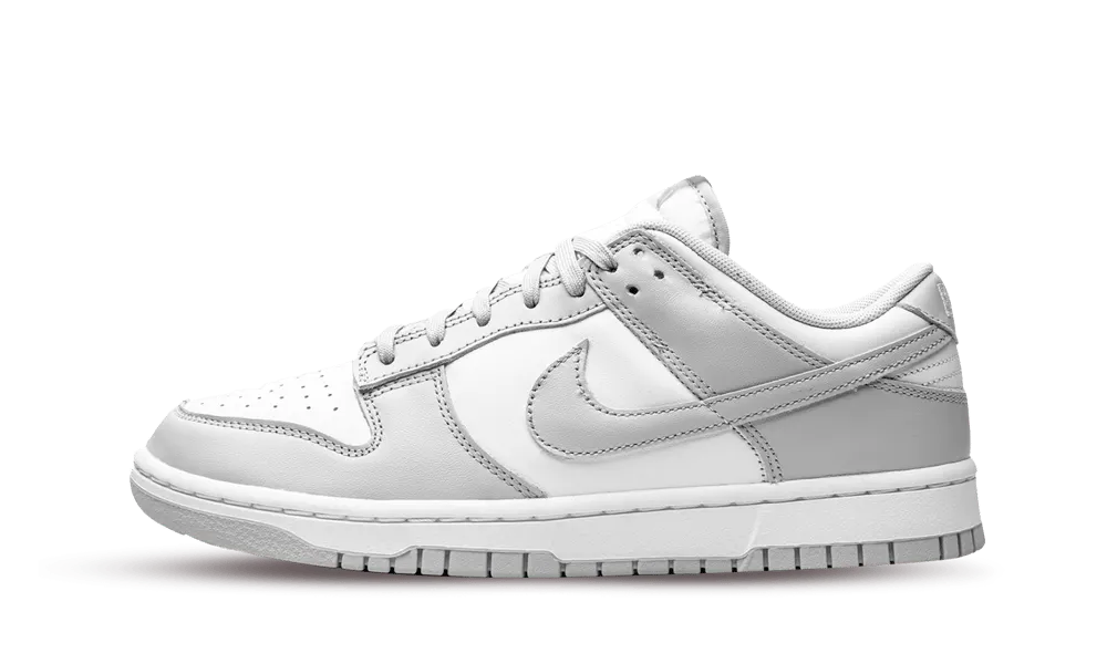 La Nike Dunk Low Grey Fog presenta la consueta tomaia in pelle bianca con inserti in pelle grigio chiaro. Le cuciture a vista sono utilizzate per dare un tocco rétro. La combinazione di colori continua sulle suole della silhouette. Il marchio NIKE sulla linguetta completa il look.