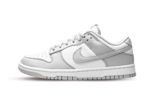 La Nike Dunk Low Grey Fog presenta la consueta tomaia in pelle bianca con inserti in pelle grigio chiaro. Le cuciture a vista sono utilizzate per dare un tocco rétro. La combinazione di colori continua sulle suole della silhouette. Il marchio NIKE sulla linguetta completa il look.