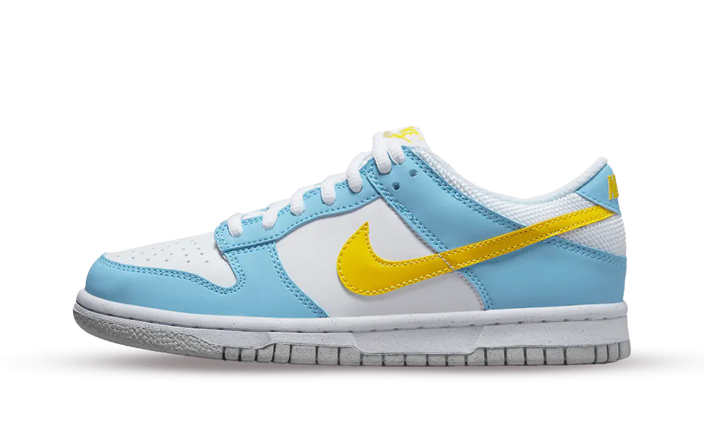 La Nike Dunk Low Next Nature Homer Simpson presenta una base in pelle bianca che esalta le sovrapposizioni in pelle blu. Lo Swoosh giallo brillante aggiunge un nuovo tocco di colore, in linea con i marchi del modello e in riferimento al colore della pelle del personaggio creato da Matt Groening. La silhouette è realizzata conmateriali riciclati da , come la suola Nike Grind su cui poggia.