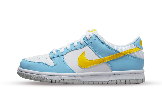 La Nike Dunk Low Next Nature Homer Simpson presenta una base in pelle bianca che esalta le sovrapposizioni in pelle blu. Lo Swoosh giallo brillante aggiunge un nuovo tocco di colore, in linea con i marchi del modello e in riferimento al colore della pelle del personaggio creato da Matt Groening. La silhouette è realizzata conmateriali riciclati da , come la suola Nike Grind su cui poggia.