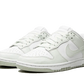 La Nike Dunk Low Next Nature White Mint presenta una tomaia in pelle riciclata bianca con inserti in pelle screpolata verde pastello. Una perfetta combinazione di stile e eco-responsabilità, questa nuova Dunk Low darà un tocco di freschezza al vostro look quest'estate.