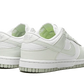 La Nike Dunk Low Next Nature White Mint presenta una tomaia in pelle riciclata bianca con inserti in pelle screpolata verde pastello. Una perfetta combinazione di stile e eco-responsabilità, questa nuova Dunk Low darà un tocco di freschezza al vostro look quest'estate.