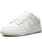 La Nike Dunk Low Next Nature White Mint presenta una tomaia in pelle riciclata bianca con inserti in pelle screpolata verde pastello. Una perfetta combinazione di stile e eco-responsabilità, questa nuova Dunk Low darà un tocco di freschezza al vostro look quest'estate.